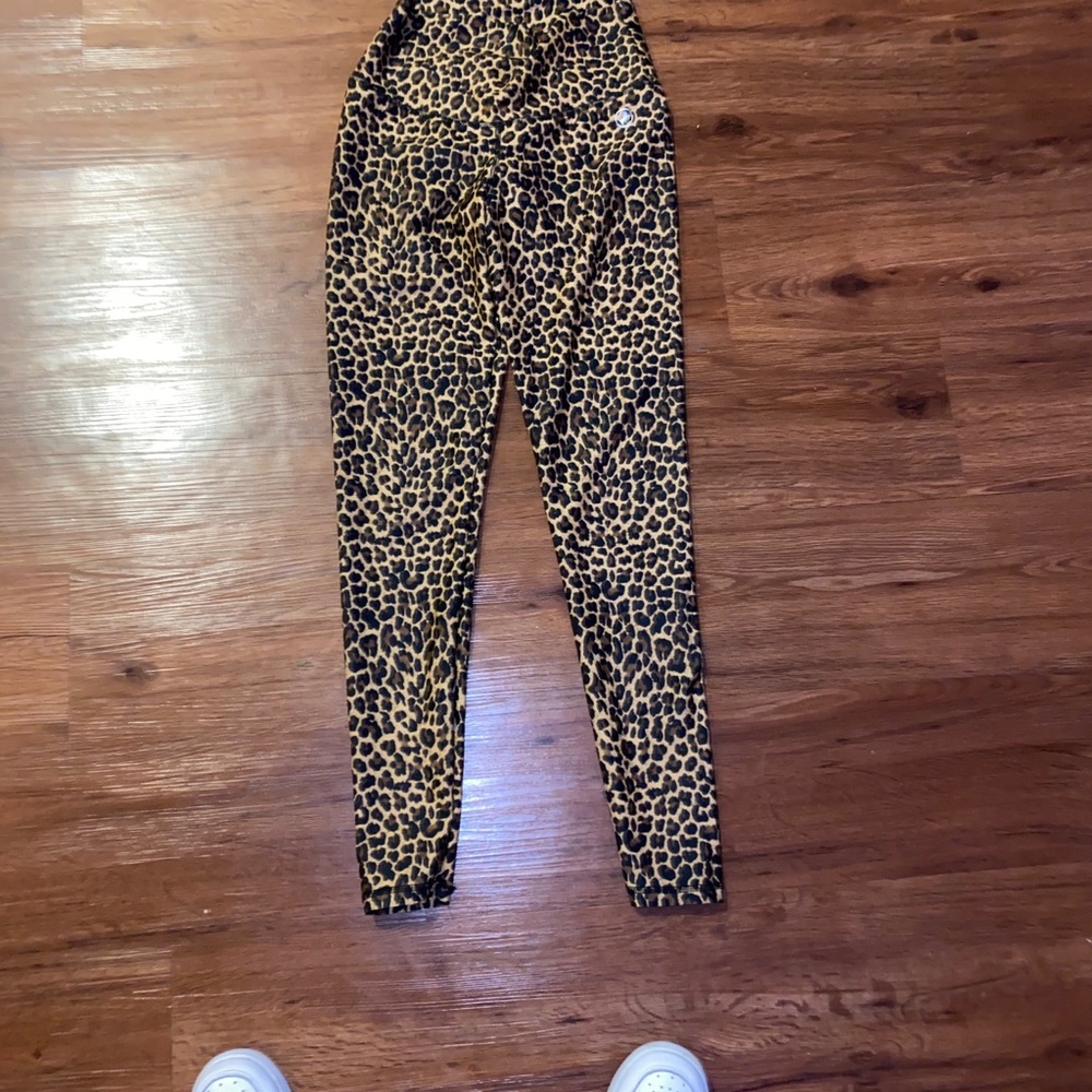 Abs2bfitness cheetah scrunch leggings